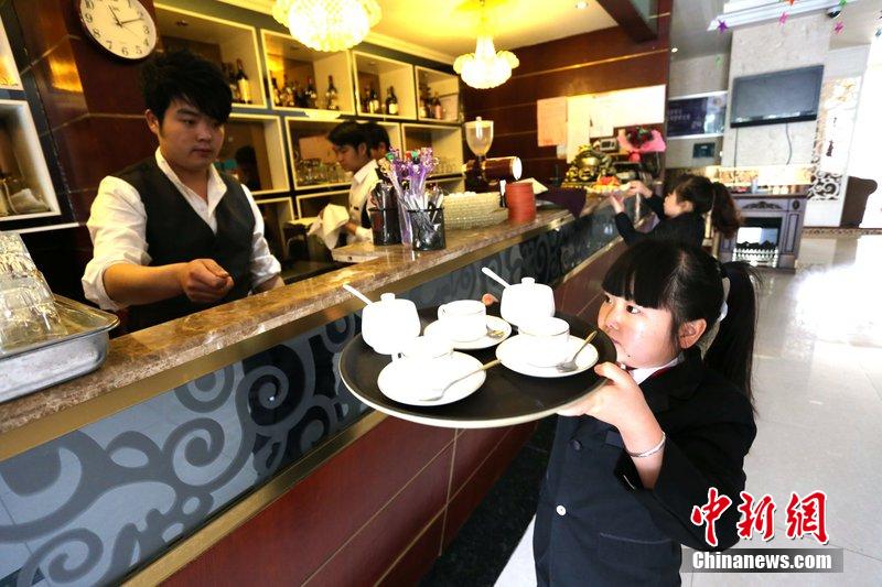 鄭州現(xiàn)袖珍人童話主題餐廳 店員平均身高1.3米