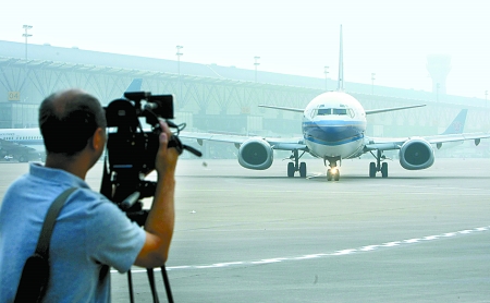 　8月28日，一架嶄新的波音737-800型飛機(jī)平穩(wěn)降落在鄭州新鄭國(guó)際機(jī)場(chǎng)。