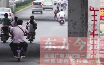 昨日，鄭州市航海路與京廣鐵路立交橋下，用紅線標(biāo)注的“水位警戒線”