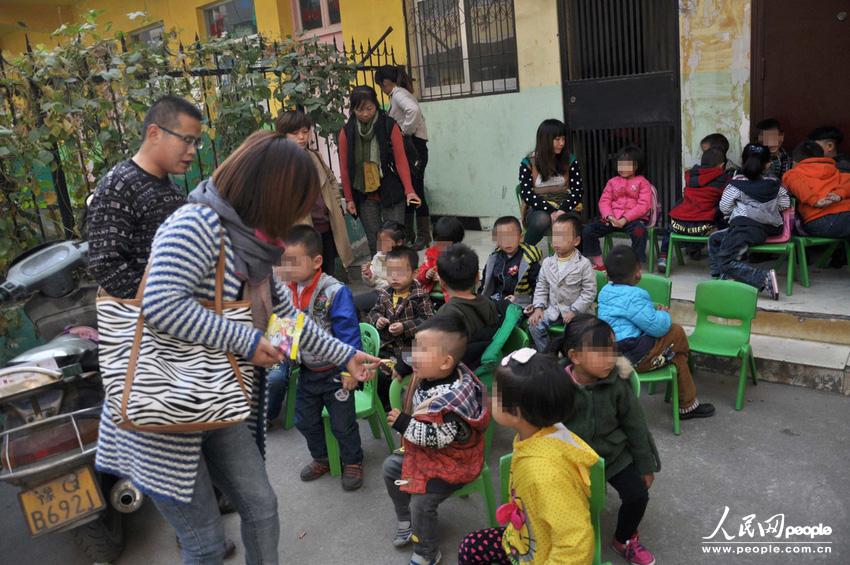 河南駐馬店市高新區(qū)一休幼兒園大門外聚集了數(shù)十位孩子家長(zhǎng),他們是來(lái)送孩子上學(xué)的,可是幼兒園大門卻被兩輛面包車?yán)锿舛滤?。周一一大早就遇到這事,不少家長(zhǎng)特意給單位請(qǐng)假替孩子討要說(shuō)法。