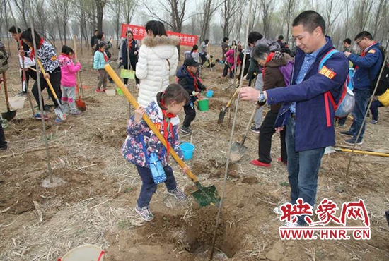 戶(hù)外踏春色 師生共植樹(shù)