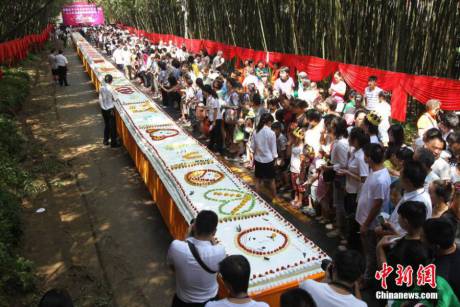 兩千余民眾共同慶生分享蛋糕