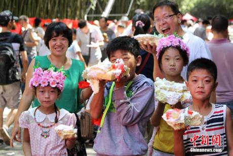 兩千余民眾共同慶生分享蛋糕