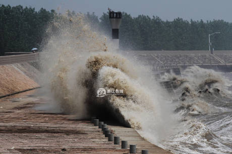 浙江海寧錢塘因超級月亮現(xiàn)壯觀交叉潮