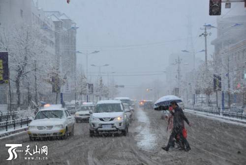 新疆塔城地區(qū)普降大雪 市民出行受阻