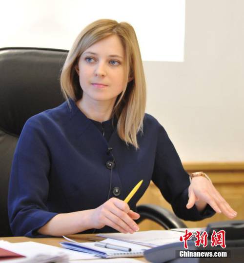 克里米亞美女檢察長新造型致新年賀詞