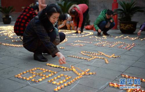 西安民眾點(diǎn)燃萬盞酥油燈祈福新春