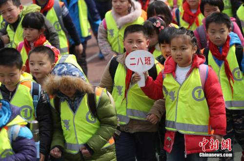 鄭州一小學(xué)為學(xué)生配發(fā)