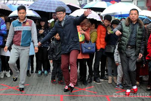 猛男穿高跟鞋賽跑 千姿百態(tài)