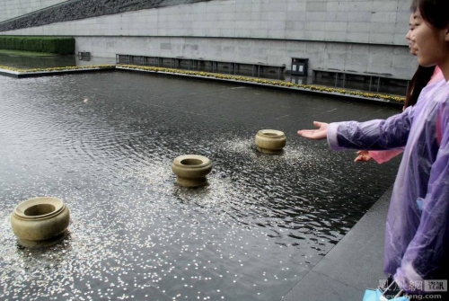 南京大屠殺紀(jì)念館水池成游客“許愿池”