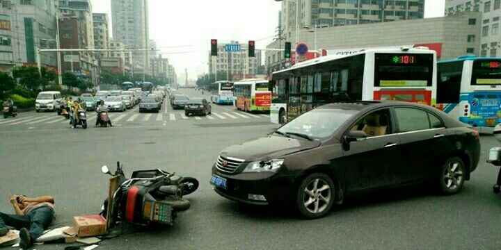 長沙男子車禍現(xiàn)場躺地上玩手機(jī)