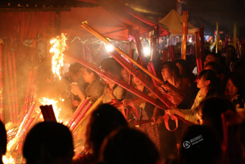 高三陪讀家長(zhǎng)搶拜“神樹(shù)”