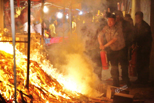 高三陪讀家長(zhǎng)搶拜“神樹(shù)”