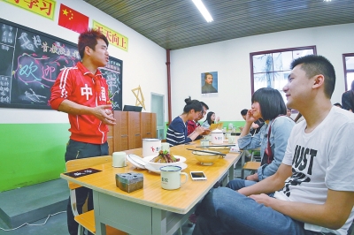 值日生正在向顧客介紹餐廳