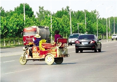 由于沒有硬隔離，鄭開大道上經(jīng)常出現(xiàn)機(jī)動車橫穿馬路的現(xiàn)象