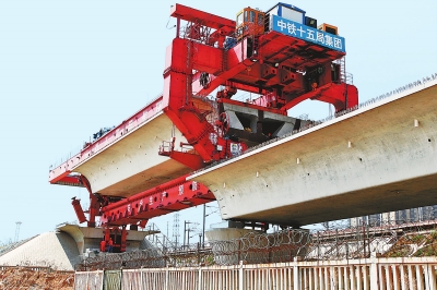 建設(shè)者們操縱巨型起重機(jī)在吊放橋墩。記者鄧放攝