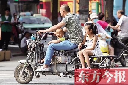 這樣帶著孩子，一個剎車，孩子就有可能摔下車