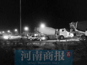 事發(fā)后,民警在現(xiàn)場(chǎng)附近查渣土車和水泥罐車