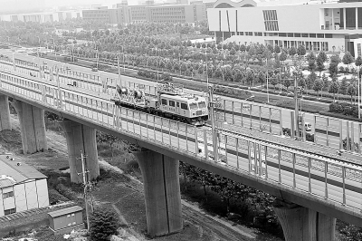 開城鐵建成通車之后，將開行時(shí)速200公里的動車組，屆時(shí)，鄭州到開封的用時(shí)將縮短為19分鐘