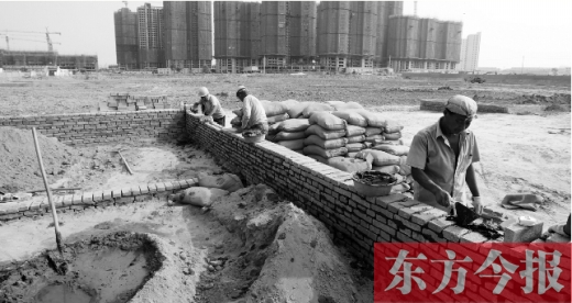 7月8日，鄭州市銀鶯路南端，一處新建的小學(xué)和中學(xué)剛剛開始動工