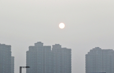 昨天，鄭州市區(qū)，霧霾遮擋的太陽像個月亮。