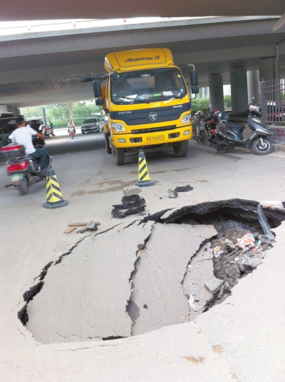 西三環(huán)建設(shè)路立交橋下第三次塌陷