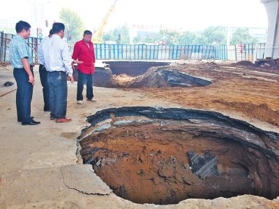 9月20日，中原路西三環(huán)交叉口坍塌現(xiàn)場