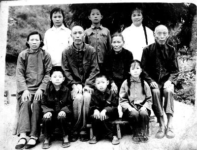 1970年，何兆勝一家人在荊門(mén)合影，中排左二為何兆勝。