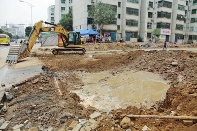 漢江路與行云路口，施工挖斷天然氣管道。