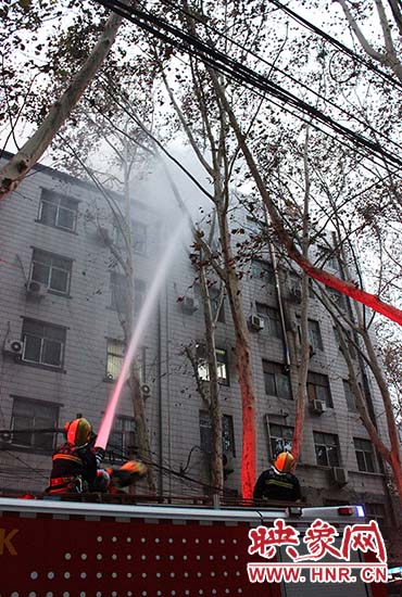 消防部門(mén)用高壓水槍對(duì)失火位置噴水