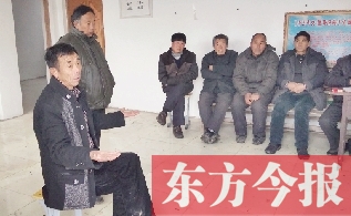 自己住著小平房 卻花百萬修公路