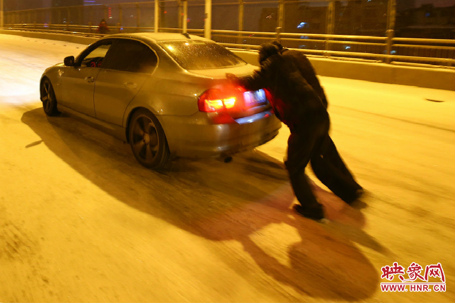 兩位“推車人”奮力的推著小車上橋。