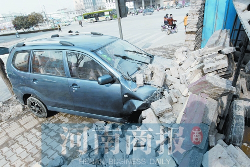 一名男子駕車撞倒了路邊的圍墻