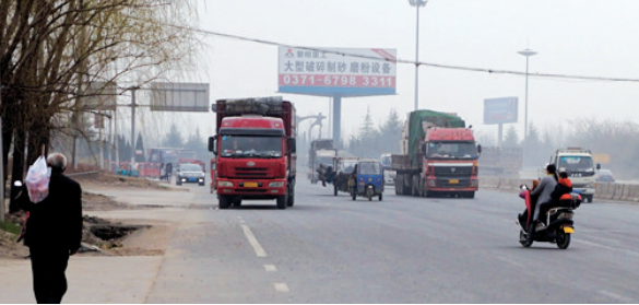 距離事故現(xiàn)場不遠(yuǎn)，仍有人騎電動車帶著孩子橫穿馬路