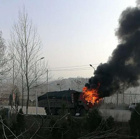 登封一大貨車突發(fā)自燃 幸遇灑水車路過(guò)幫其滅火