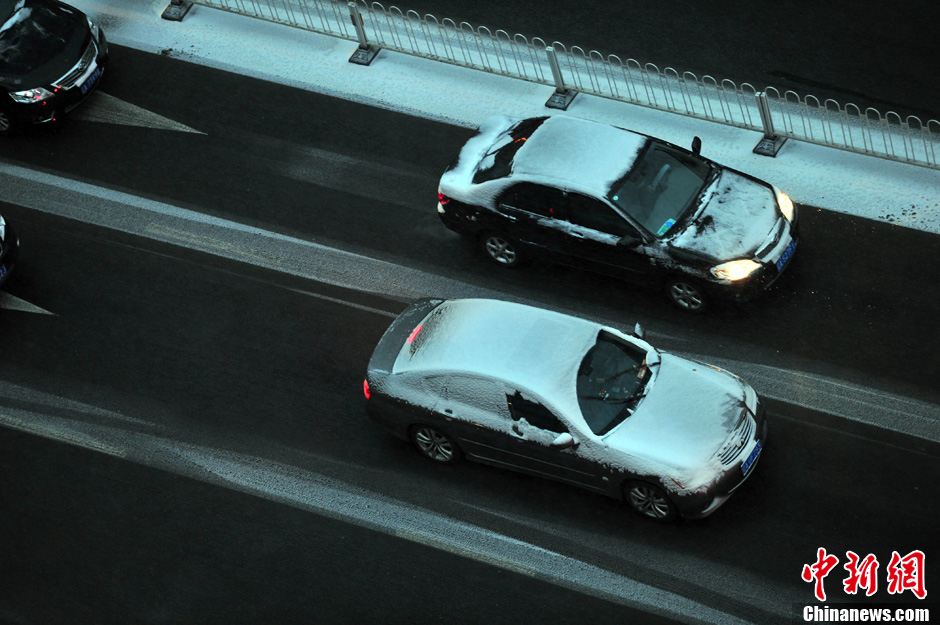 11月18日，沈陽街頭的汽車被積雪覆蓋。