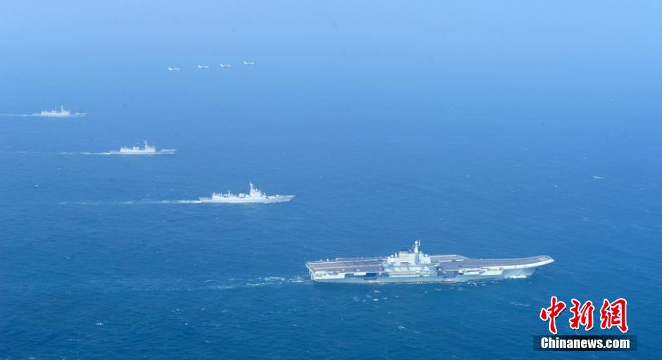 圖為遼寧艦與水面艦艇、飛機(jī)進(jìn)行協(xié)同訓(xùn)練。中新社發(fā) 胡鍇冰 攝