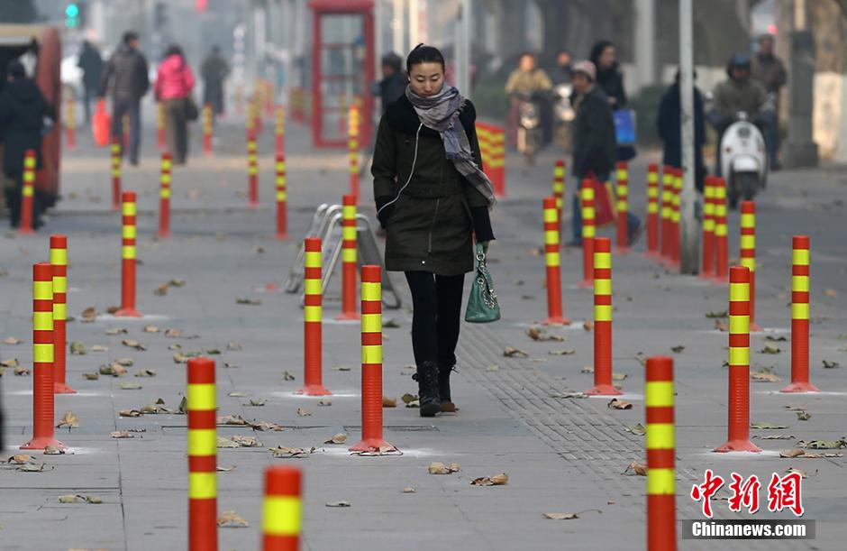 南京街頭隔離樁密布 市民穿行似走“梅花陣”