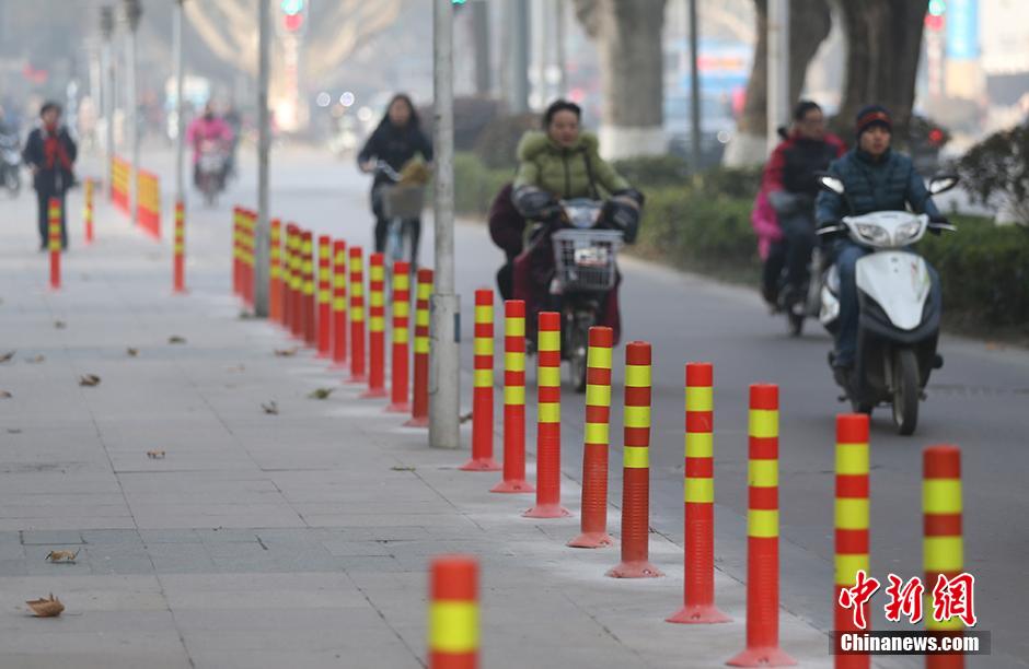 南京街頭隔離樁密布 市民穿行似走“梅花陣”