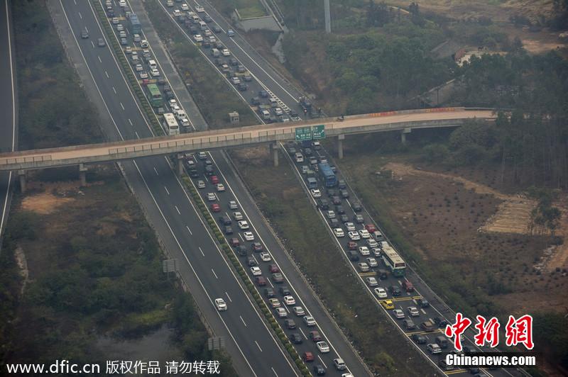 航拍春運(yùn)路況 廣河長(zhǎng)深高速交界車(chē)隊(duì)綿延幾公里