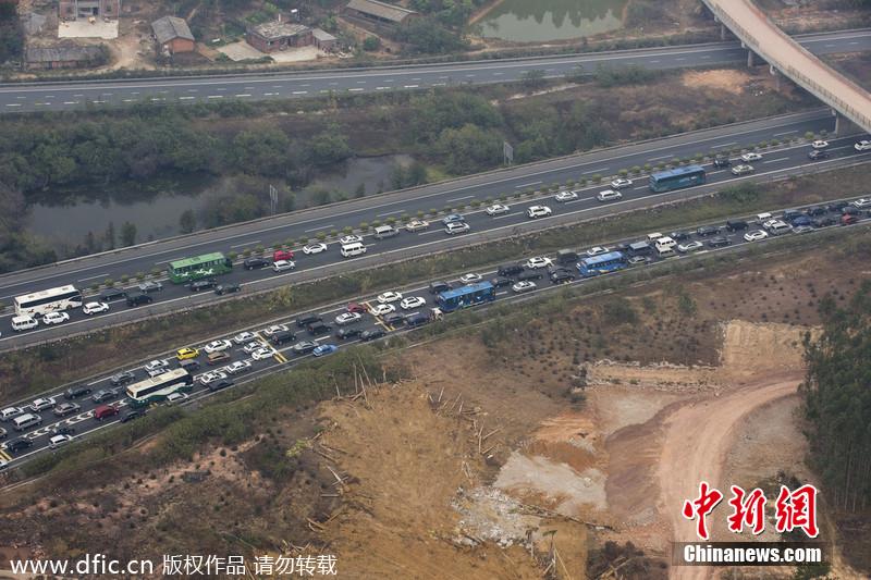 航拍春運(yùn)路況 廣河長(zhǎng)深高速交界車(chē)隊(duì)綿延幾公里