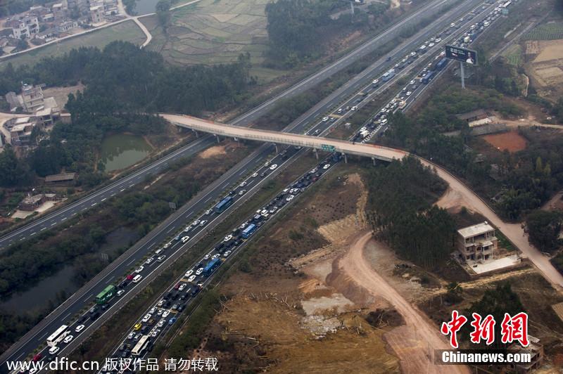 航拍春運(yùn)路況 廣河長(zhǎng)深高速交界車(chē)隊(duì)綿延幾公里