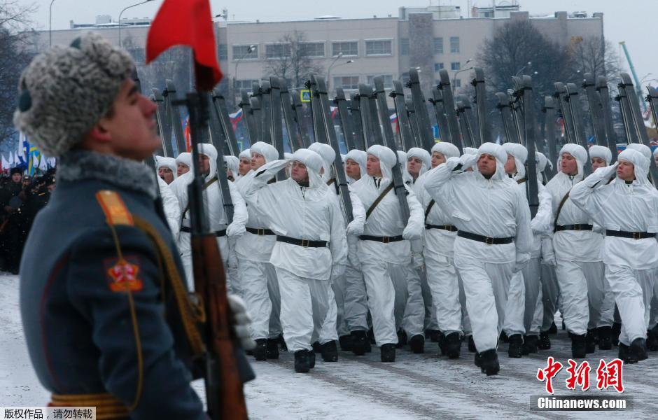 共有1500名俄羅斯官兵和100個(gè)單位的軍事裝備參加了閱兵式