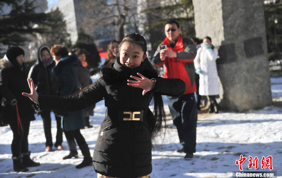 圖為來自東北的表演系考生雪地秀才藝。