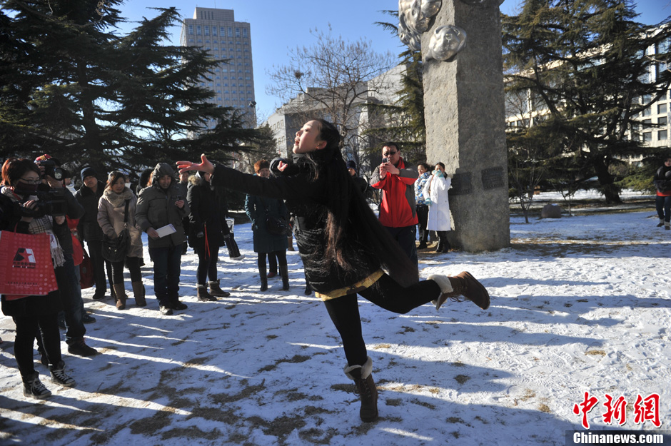 圖為來自東北的表演系考生雪地秀才藝。