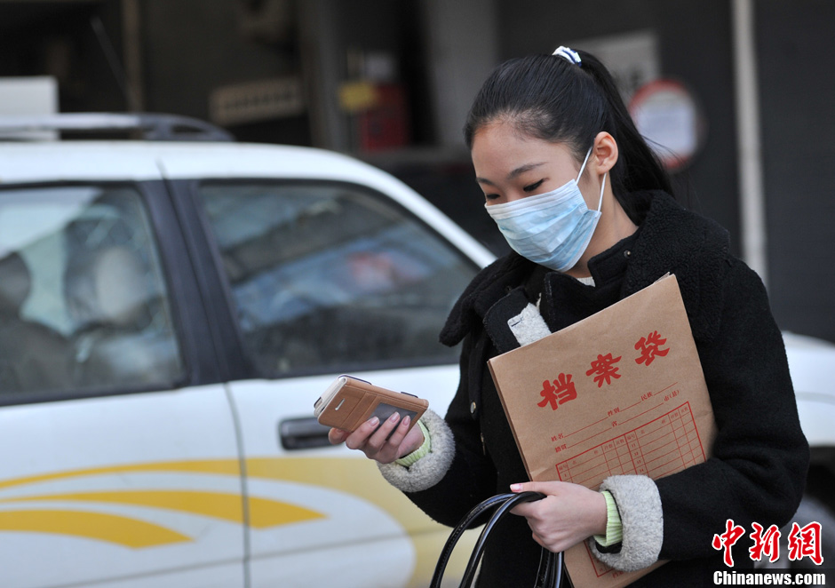 圖為表演系考生走出考場。