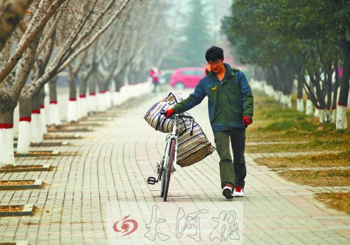 走在校園的小路上，帥氣的單車是我同伴，鼓鼓的行囊盛不下父母深深的惦念。