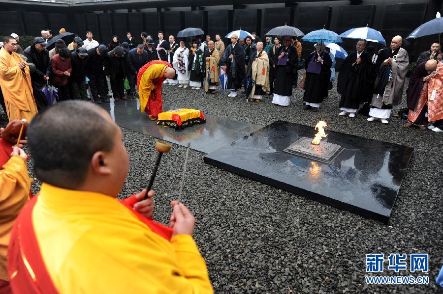 中日兩國數(shù)十位僧人在侵華日軍南京大屠殺遇難同胞紀念館祭場舉行“世界和平法會”