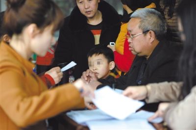 昨日，家長為服用藥品的幼兒登記參加體檢。西安兩所幼兒園長期給園內(nèi)幼兒集體服用“病毒靈”。