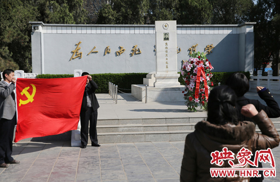 在焦裕祿紀念園，來自河南的黨員干部在焦陵前宣誓。